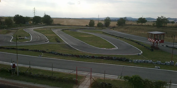 Adrenalín ako na F1: Jazda v profesionálnej motokáre na závodnom okruhu