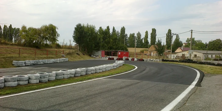 Adrenalín ako na F1: Jazda v profesionálnej motokáre na závodnom okruhu