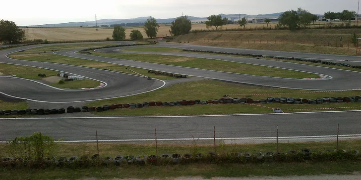 Adrenalín ako na F1: Jazda v profesionálnej motokáre na závodnom okruhu