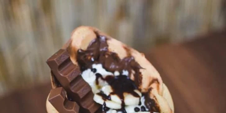 Nadýchané BubbleWaffle podľa vášho výberu s plnkou, posýpkou a topingom