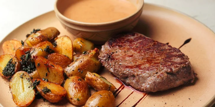 Steak z pravej argentínskej sviečkovice s pečenými zemiakmi a omáčkou