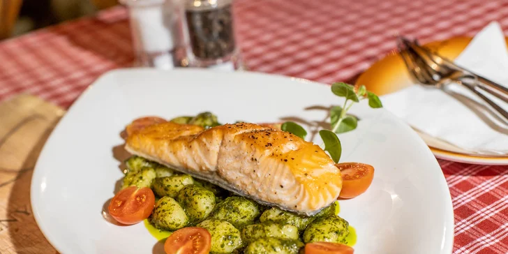 Steak z lososa alebo medailónky z bravčovej panenky pre 1 osobu