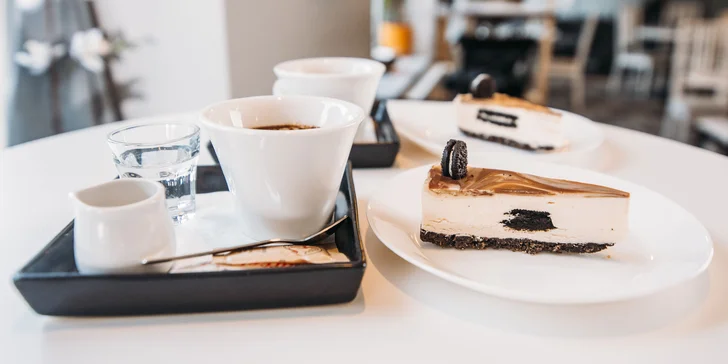 Lahodný cheesecake či Sacherova torta s kávou alebo vínom