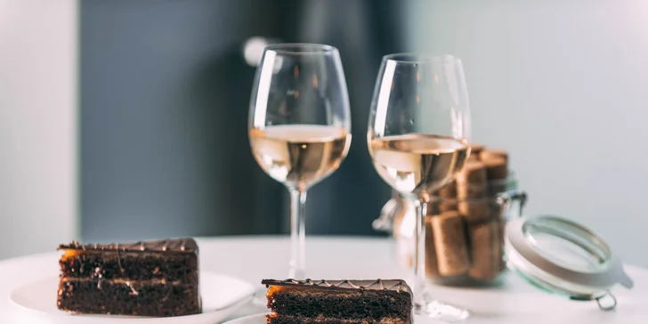 Lahodný cheesecake či Sacherova torta s kávou alebo vínom