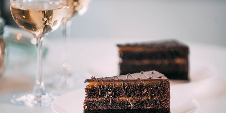 Lahodný cheesecake či Sacherova torta s kávou alebo vínom
