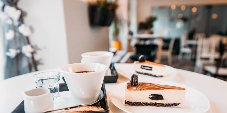 Lahodný cheesecake či Sacherova torta s kávou alebo vínom
