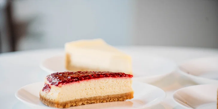 Lahodný cheesecake či Sacherova torta s kávou alebo vínom