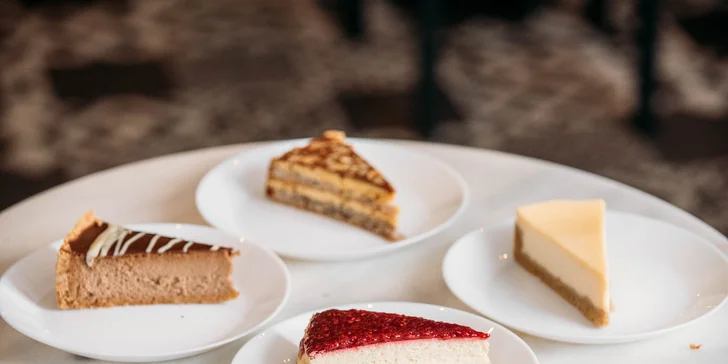 Lahodný cheesecake či Sacherova torta s kávou alebo vínom