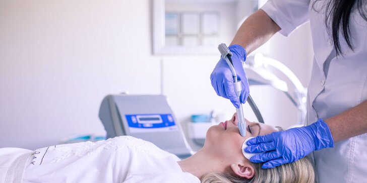 Balíček prístrojových ošetrení tváre: dermabrázia, ultrazvuk a fototerapia
