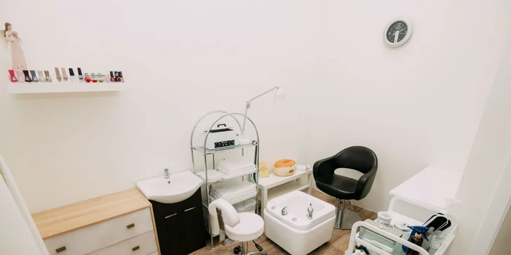 Wellness perličková pedikúra s masážou chodidiel či japonskou manikúrou