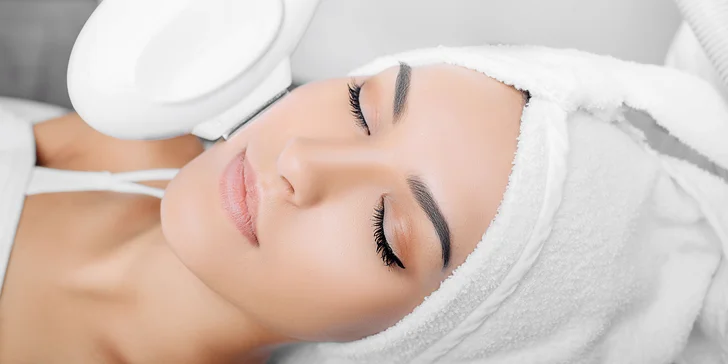 IPL ošetrenie tváre, krku a dekoltu: Omladnite na počkanie vďaka fotorejuvenizácii!