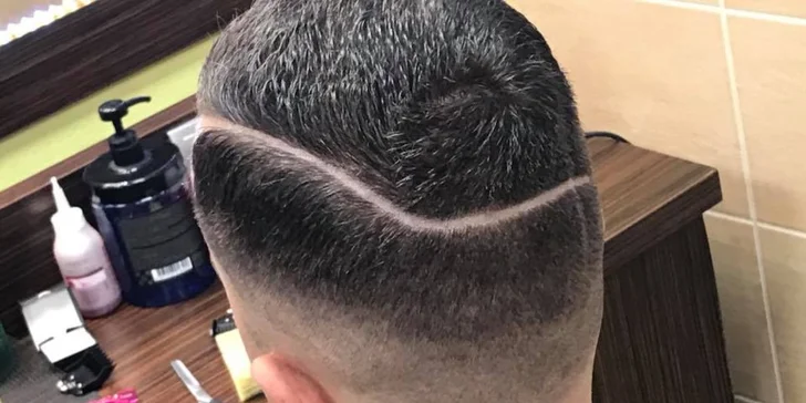 Pánsky strih vlasov s možnosťou úpravy brady a stylingom v Sparkle barber salóne