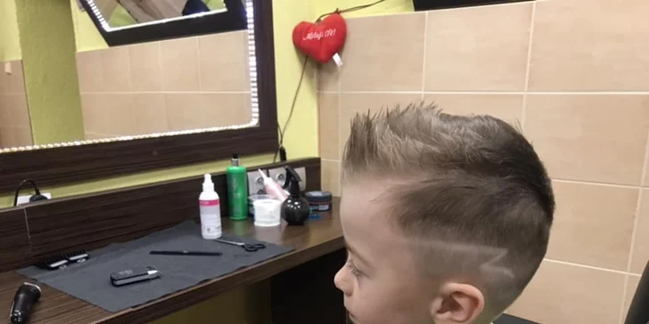 Pánsky strih vlasov a úprava brady v Sparkle Barbershope