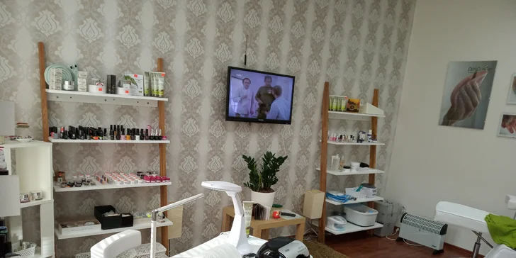 Gélové nechty či gél lak na ruky a nohy + ošetrenie BIO kozmetikou