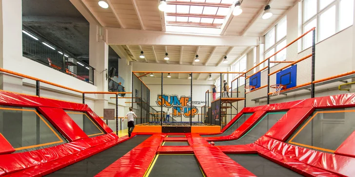 Zvýhodnené vstupy počas celého týždňa do trampolínového centra JUMP IT UP