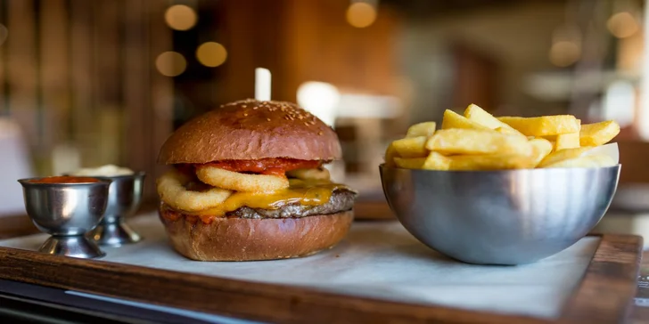 Colorado hamburger alebo Papas burger - každý s dvojitou porciou syra