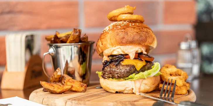 3 druhy burgerov s hranolčekmi a cibuľovými krúžkami