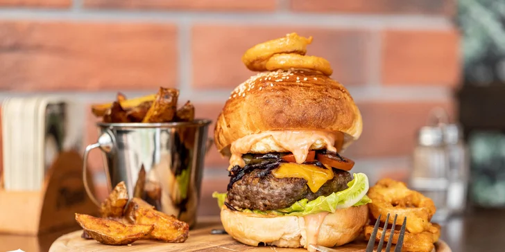 3 druhy burgerov s hranolčekmi a cibuľovými krúžkami