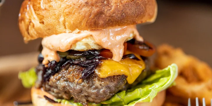 3 druhy burgerov s hranolčekmi a cibuľovými krúžkami