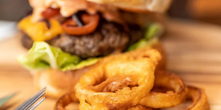 3 druhy burgerov s hranolčekmi a cibuľovými krúžkami