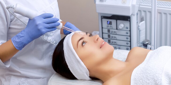 Kozmetické ošetrenie s ozonizérom alebo s masážou tváre a úpravou obočia