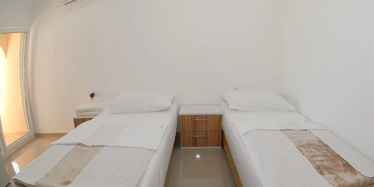 7 nocí na ostrove Vir: krásne apartmány pri mori s bazénom aj ihriskom