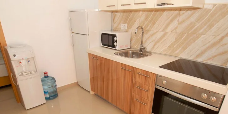 7 nocí na ostrove Vir: krásne apartmány pri mori s bazénom aj ihriskom