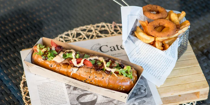3 druhy nadupaných hot dogov s hranolčekmi a cibuľovými krúžkami