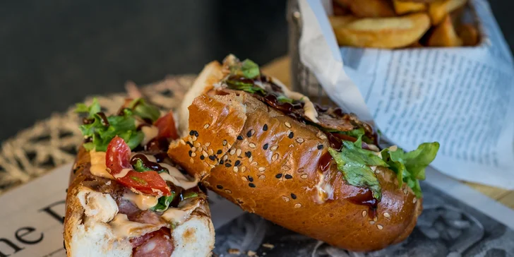 3 druhy nadupaných hot dogov s hranolčekmi a cibuľovými krúžkami