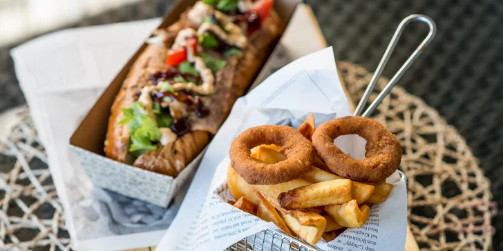 3 druhy nadupaných hot dogov s hranolčekmi a cibuľovými krúžkami