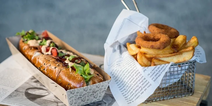 3 druhy nadupaných hot dogov s hranolčekmi a cibuľovými krúžkami