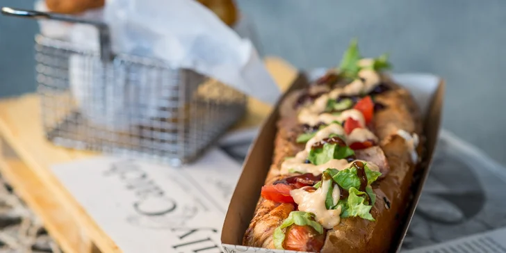 3 druhy nadupaných hot dogov s hranolčekmi a cibuľovými krúžkami