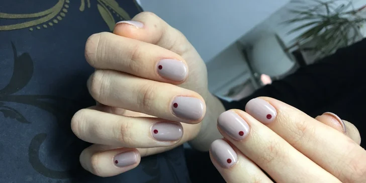 Farebný CND shellac, gél lak alebo klasická manikúra