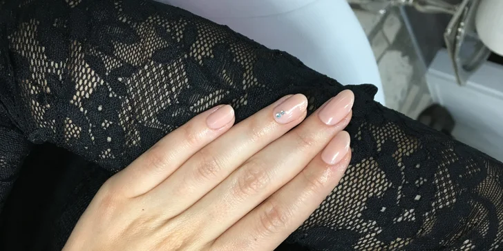 Farebný CND shellac, gél lak alebo klasická manikúra