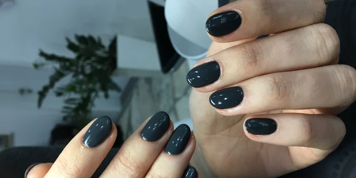 Farebný CND shellac, gél lak alebo klasická manikúra