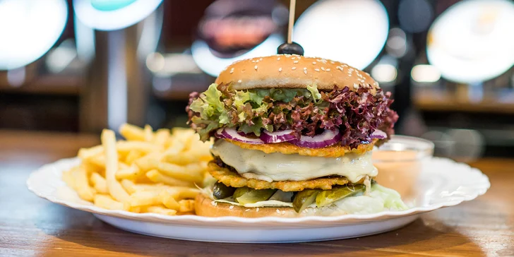 Farmársky burger s hranolčekmi a dresingom v Platan Street Pub