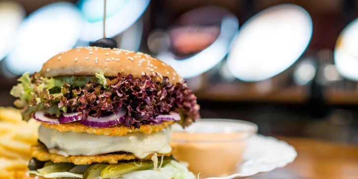 Farmársky burger s hranolčekmi a dresingom v Platan Street Pub