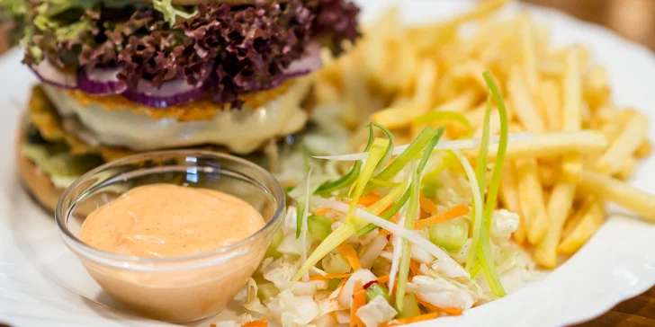 Farmársky burger s hranolčekmi a dresingom v Platan Street Pub