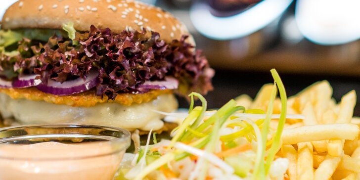 Farmársky burger s hranolčekmi a dresingom v Platan Street Pub