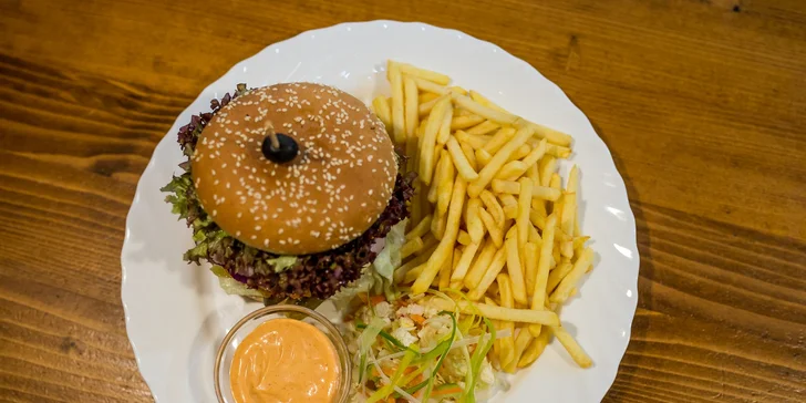 Farmársky burger s hranolčekmi a dresingom v Platan Street Pub