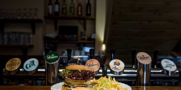 Farmársky burger s hranolčekmi a dresingom v Platan Street Pub