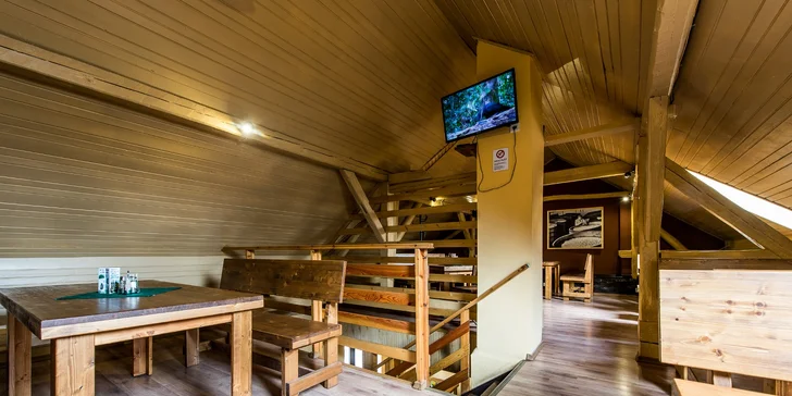 Chutný Berries burger s hranolčekmi
