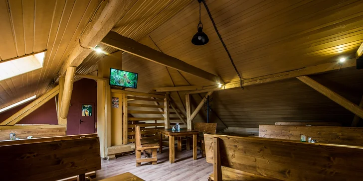 Chutný Berries burger s hranolčekmi