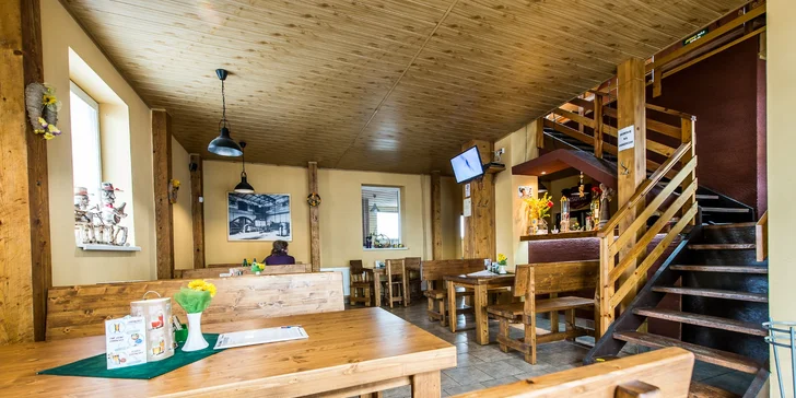 Chutný Berries burger s hranolčekmi
