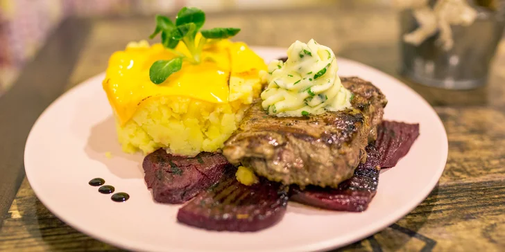 Šťavnatý teľací steak na pečenej cvikle v reštaurácii Bowling Erika