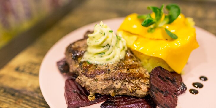 Šťavnatý teľací steak na pečenej cvikle v reštaurácii Bowling Erika