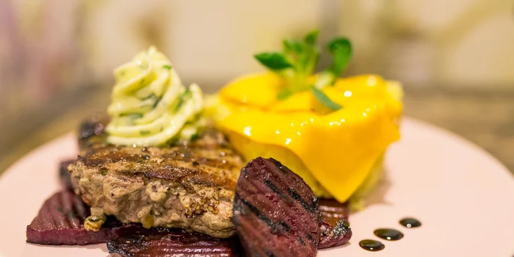 Šťavnatý teľací steak na pečenej cvikle v reštaurácii Bowling Erika
