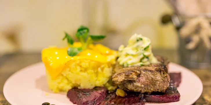 Šťavnatý teľací steak na pečenej cvikle v reštaurácii Bowling Erika