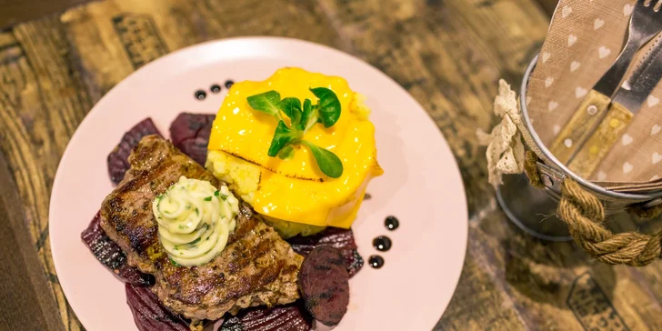 Šťavnatý teľací steak na pečenej cvikle v reštaurácii Bowling Erika