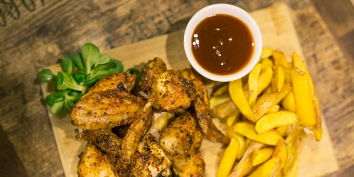 Chrumkavý Chicken box pre 2 alebo 4 osoby s hranolčekmi a BBQ omáčkou